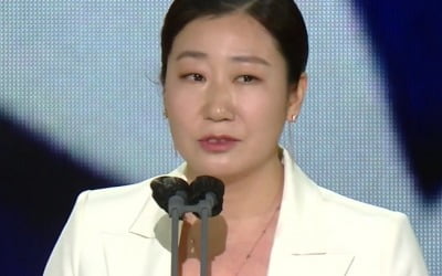 '2021 청룡영화제' 라미란·유아인 주연상…'남산의 부장들' 작품상 [종합]