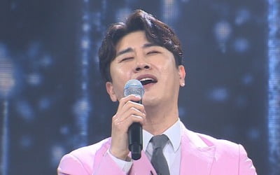 '사랑의 콜센타' 영탁, 신곡 '이불' 무대서 눈물…무슨 일?