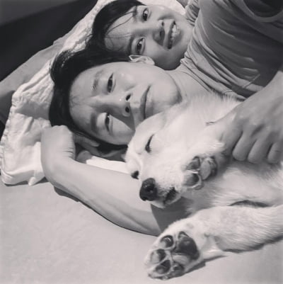 "어머 부끄"…윤승아♥김무열, 부부니까 가능한 과감 침대 셀카