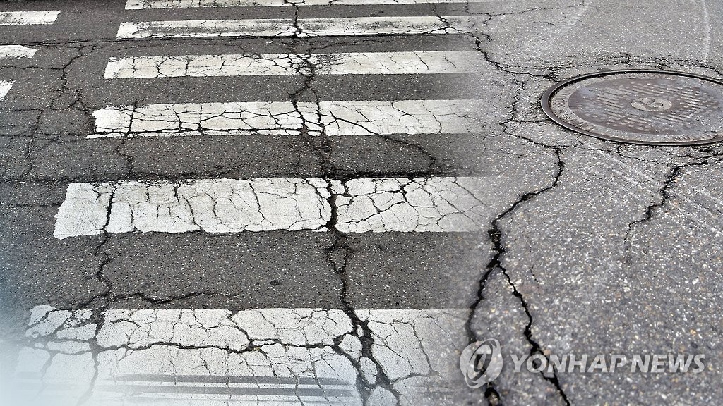 수원시청역 앞 사거리 도로 지반 침하…긴급 복구 중