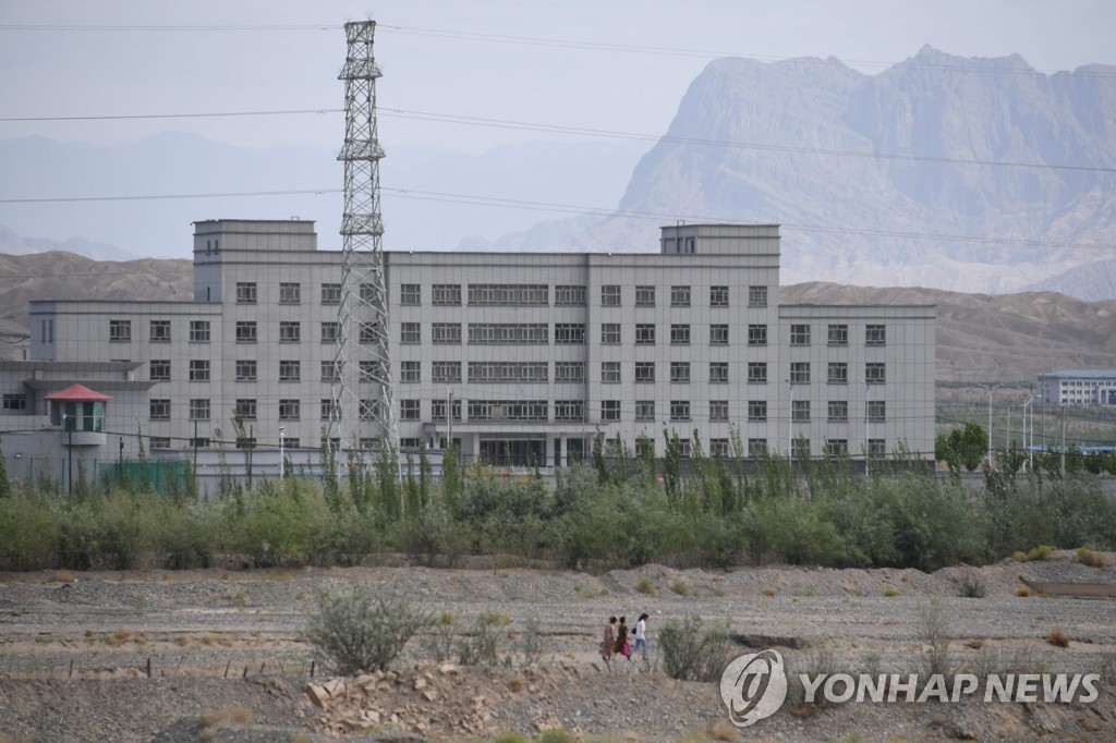 "중 위구르족 수용소 매일 성폭행·전기고문" 전 수용자 증언