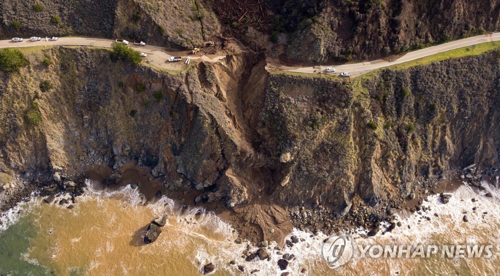 미국 절경 1번 고속도로 또 끊겨…폭우에 바다로 '폭삭'