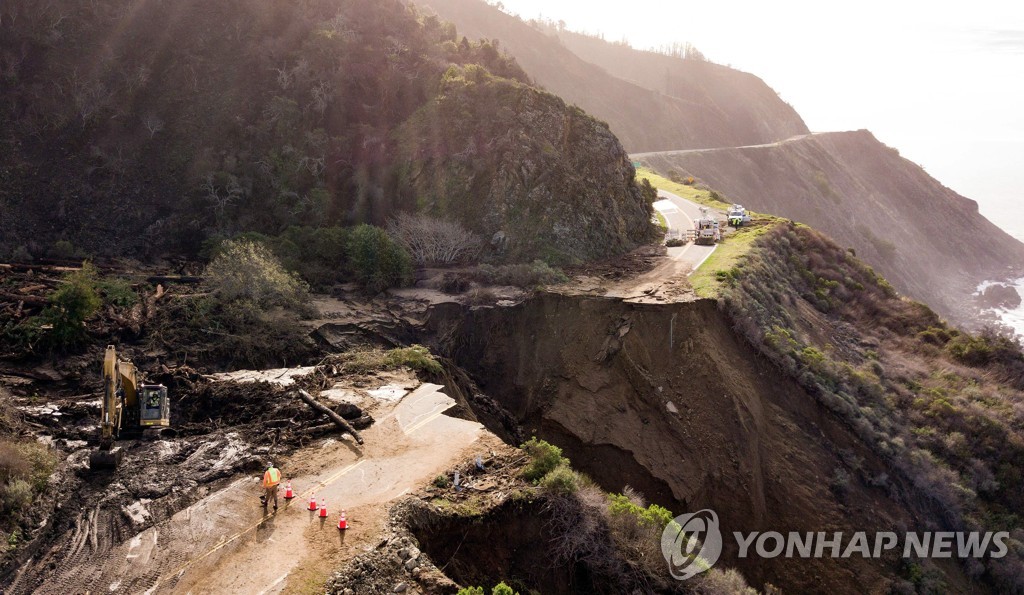 미국 절경 1번 고속도로 또 끊겨…폭우에 바다로 '폭삭'