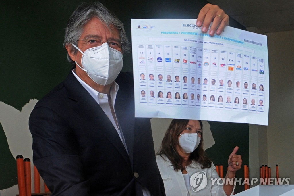 에콰도르 대선서 30대 사회주의 경제학자 1위…4월 결선 유력