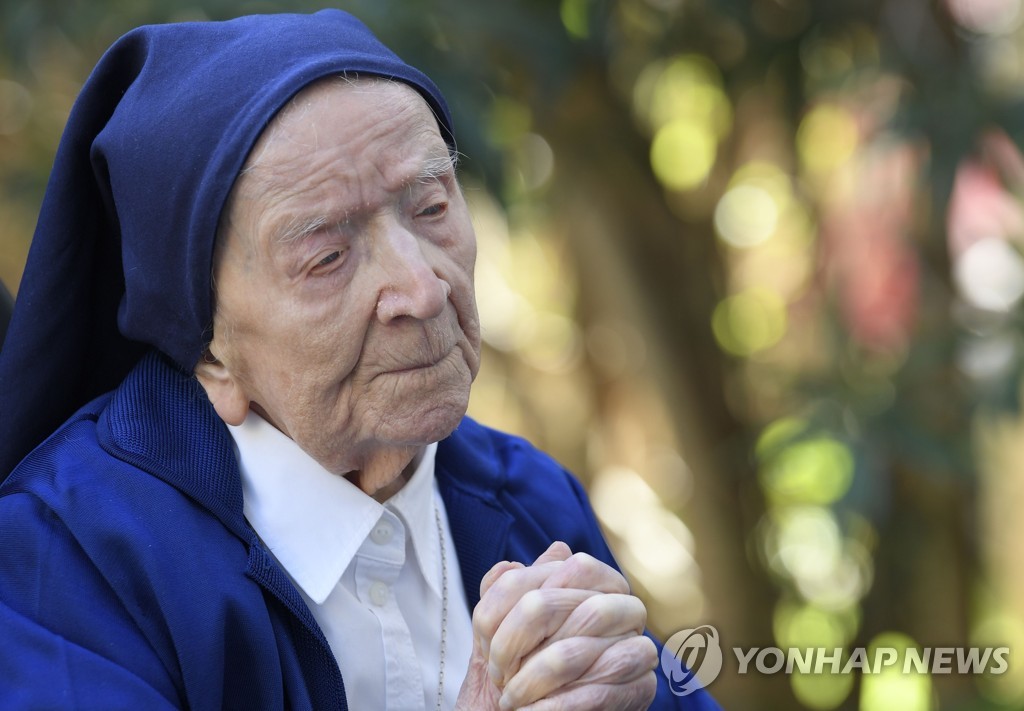 '코로나 완치' 유럽 최고령 수녀, 117번째 생일 '레드와인 건배'