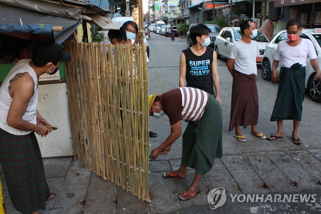 미얀마 시민들 야간 순찰…"반쿠데타 인사 체포·범죄 예방"