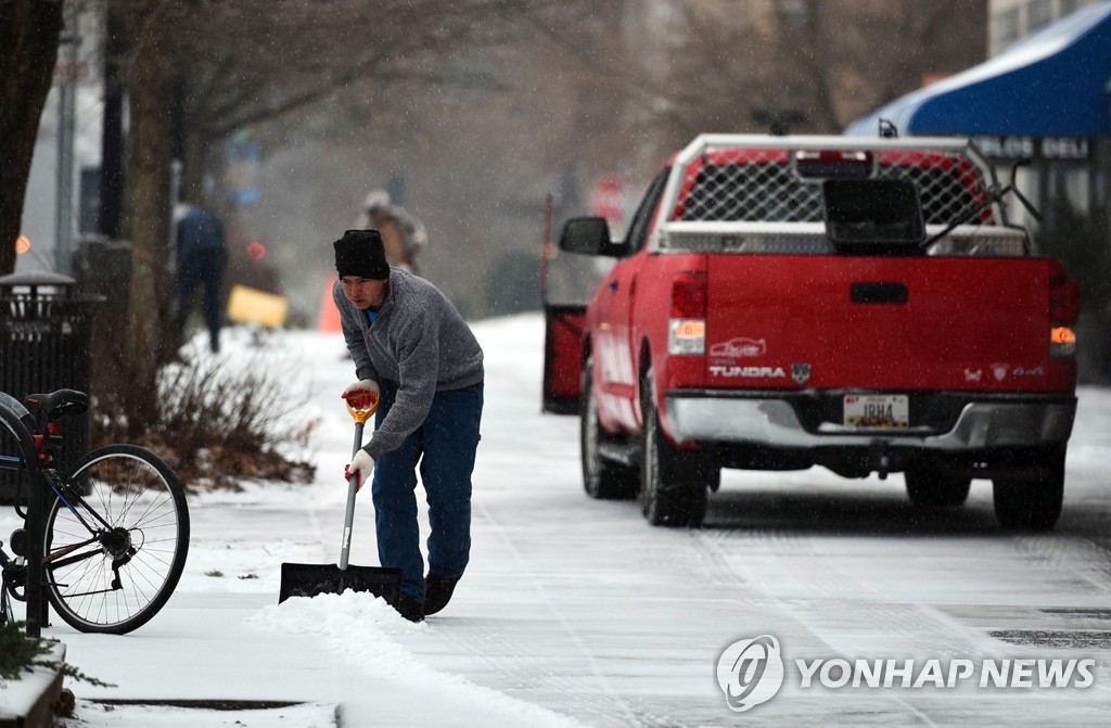 미 강타한 겨울폭풍 북동부까지 엄습…남동부는 토네이도