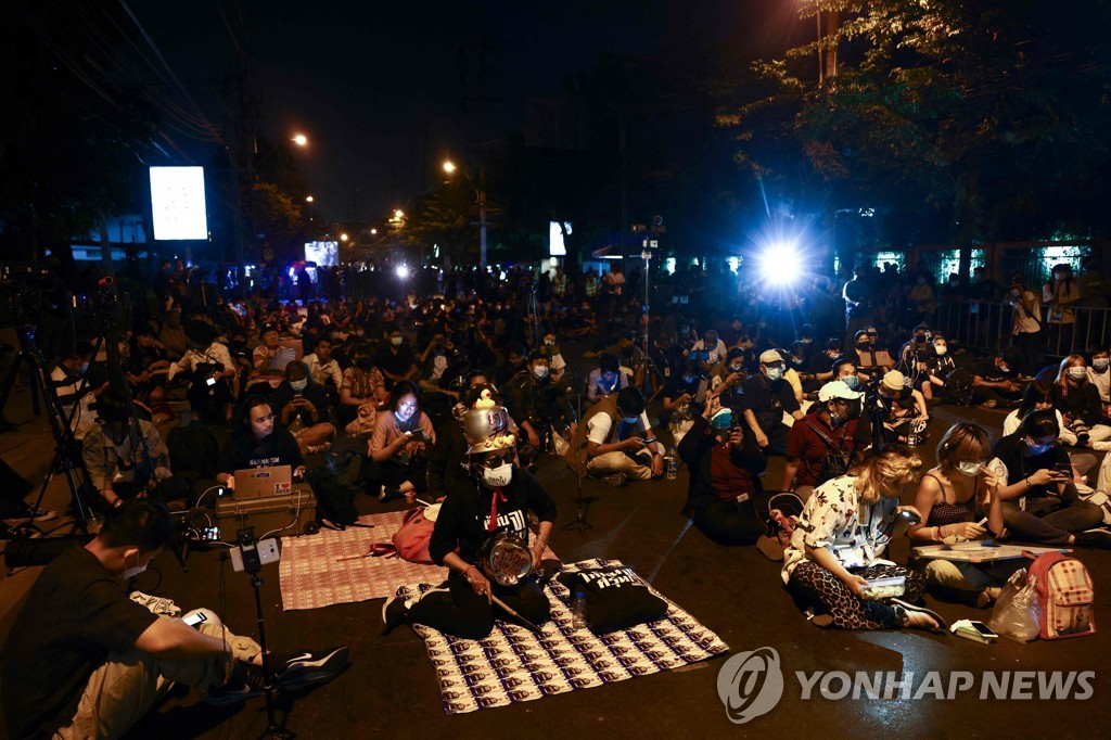 태국 의회, 총리 불신임 투표…밖에선 반정부 시위