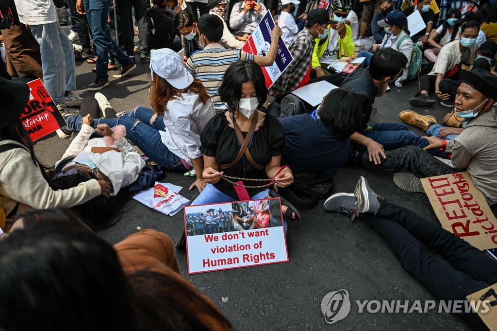 미얀마 군경, 또 시위대에 실탄 무차별 발사…"최소 2명 사망"(종합2보)