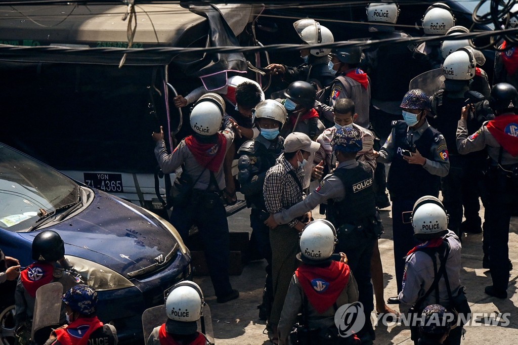 미얀마 또 시위 폭력 진압, 기자도 표적…총격 사망설도 나와(종합)