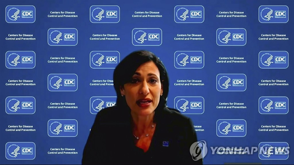 미 CDC 국장 "코로나 감염 하향궤도…변이 퍼져 방심은 금물"