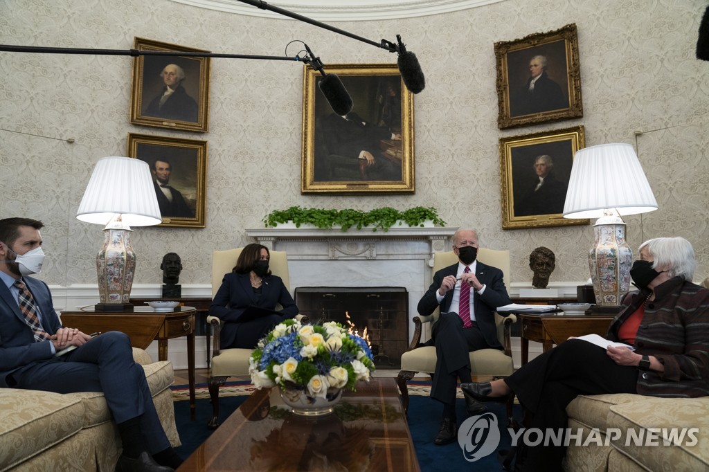 백악관, '최저임금 인상안' 상원 제동에 "실망…인상에 전념"