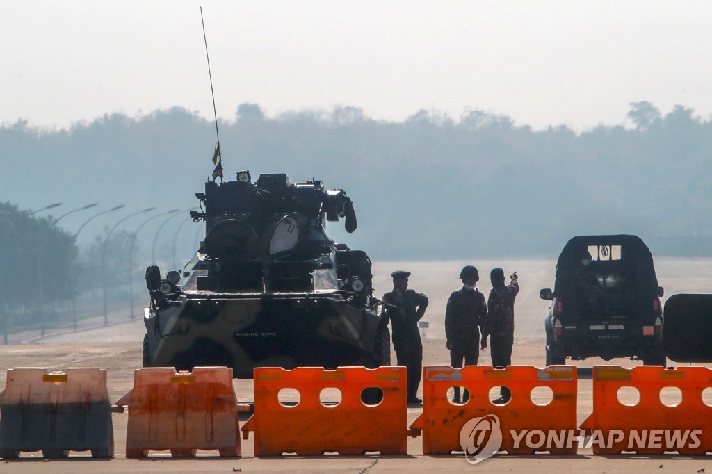 "군과 파우스트 계약한 수치, 인권 영웅·군부 동거 모두 놓쳐"