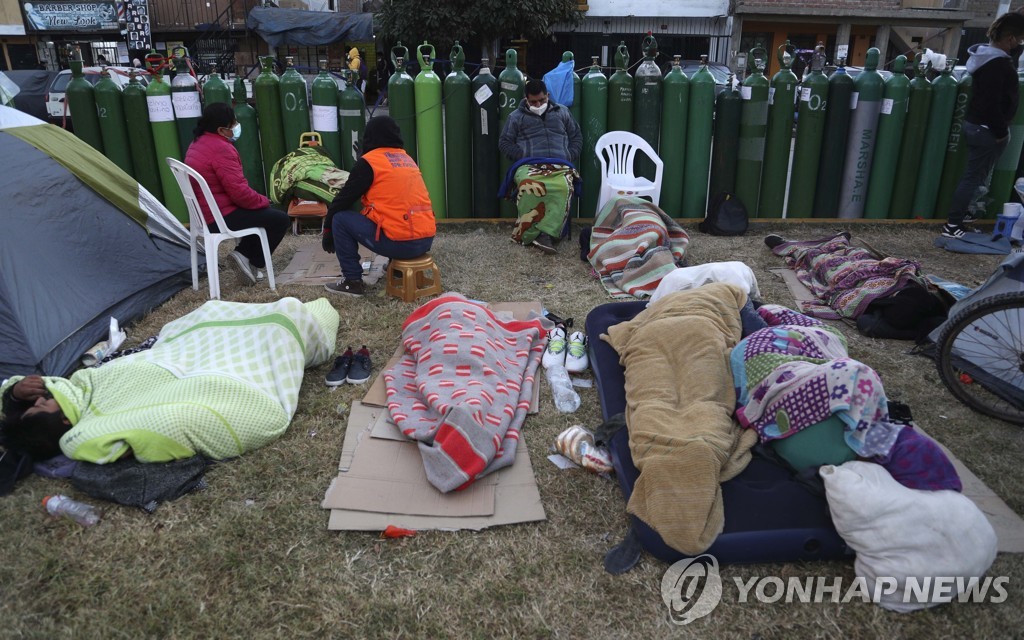 코로나 2차 위기 맞은 페루…"산소통 채우려 72시간 노숙"