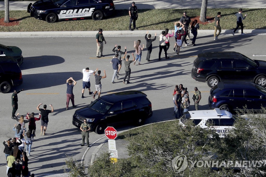 미 파크랜드 고교 총기참사 3주기…바이든 "총기규제 강화" 촉구