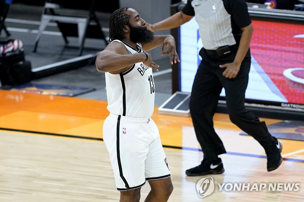 '하든 역전 3점포' NBA 브루클린, 피닉스 잡고 4연승