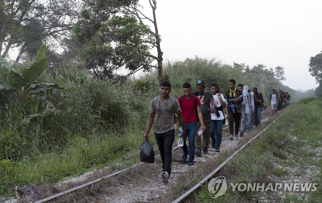 다시 몰려드는 미국행 이민자들…멕시코 남부 국경 쉼터 '만원'