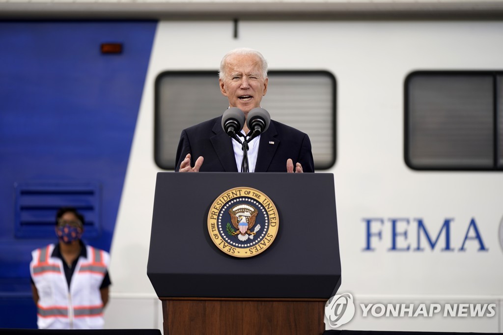 바이든 "코로나, 긴장 풀 때 아니다…변이로 감염 늘 수도"