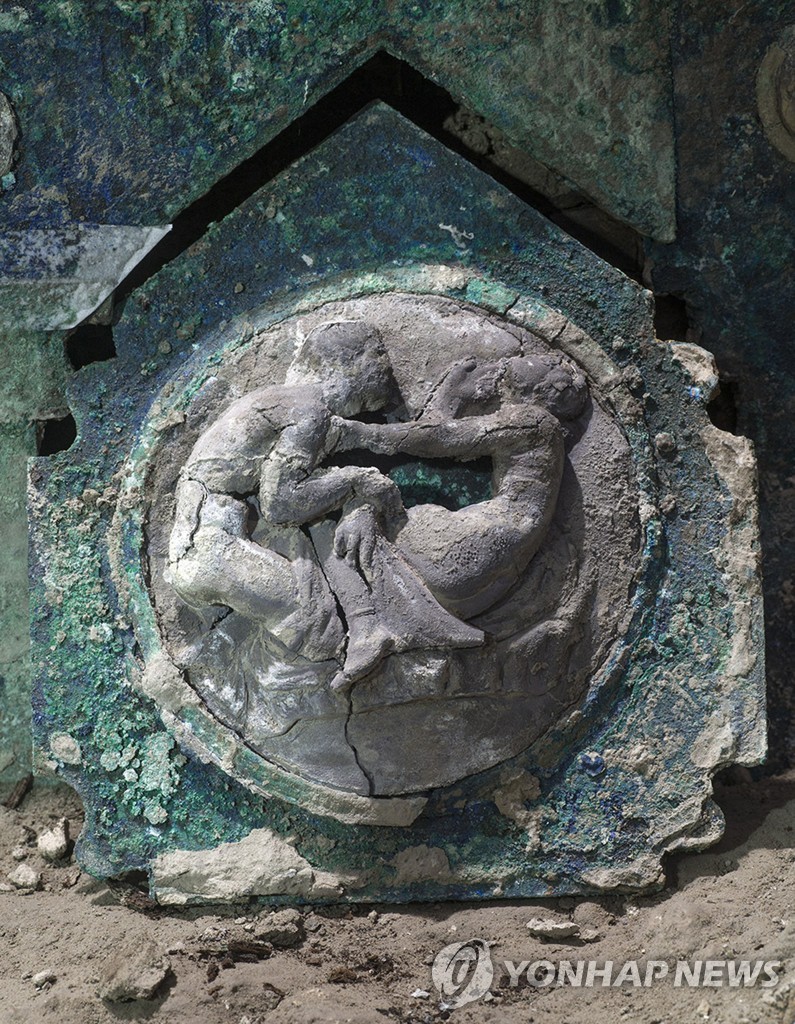 폼페이서 2천년 전 마차 발굴…에로틱한 조각 장식 생생