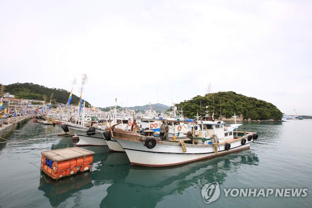 군산 앞바다서 조업 중 선원 3명 사상…"구조물 맞고 쓰러져"