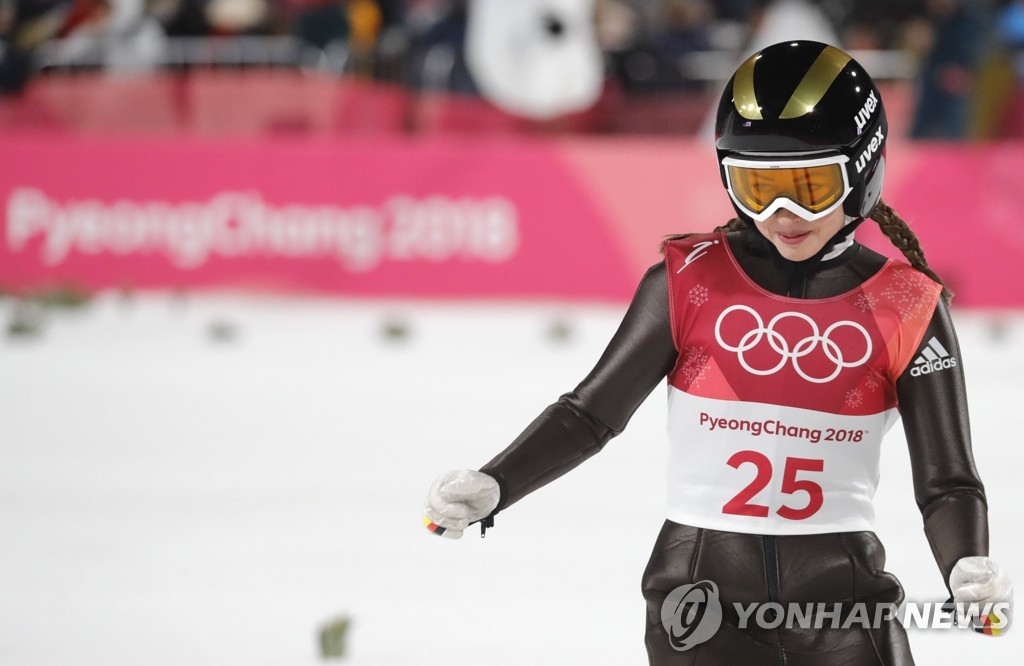 독일 스키점프 선수, 플레이보이 표지 모델로…'자유를 느껴요'