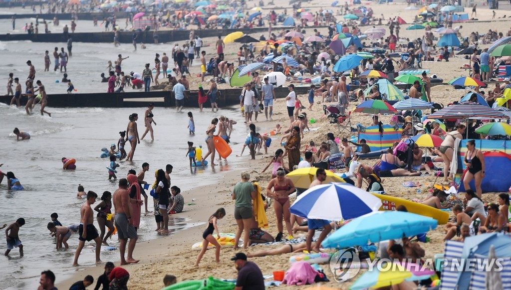 하루 확진자 1만5천명 영국, 벌써 여름휴가 예약…보건 장관도