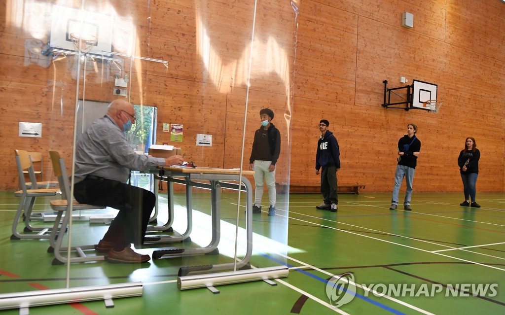 영국 코로나에 수능시험 각 학교가 평가…점수 인플레 전망