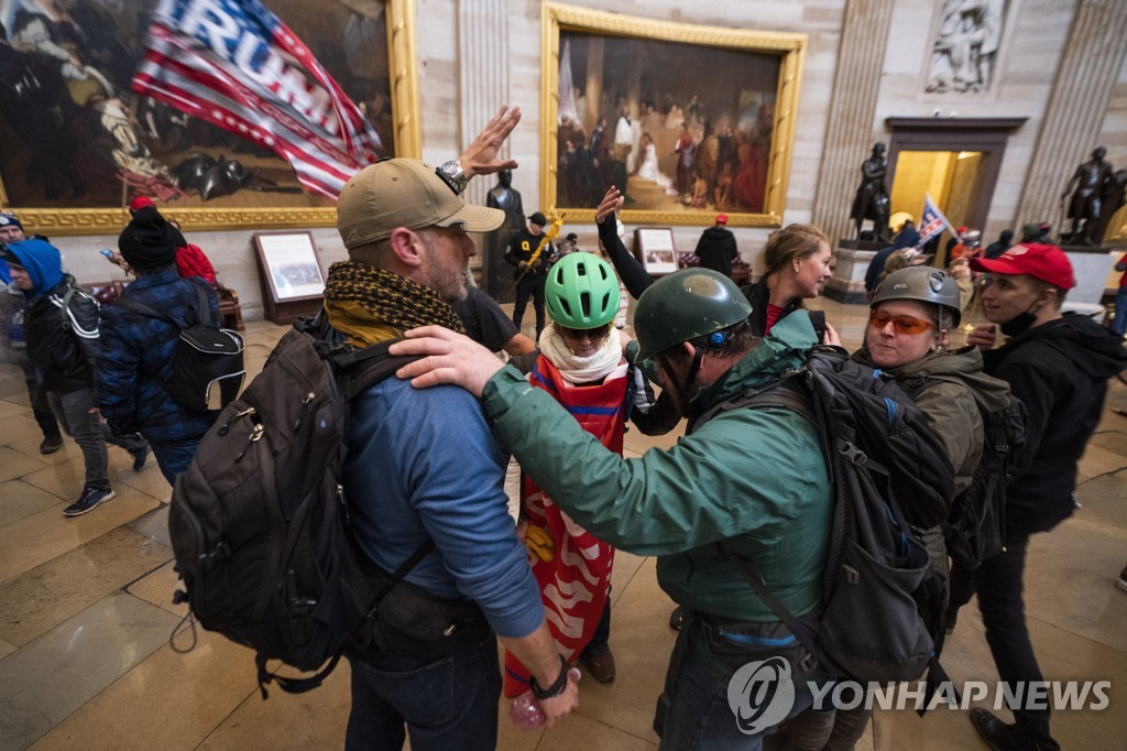 "미국 의사당 난동으로 기소된 10명 중 9명은 '보통사람'"