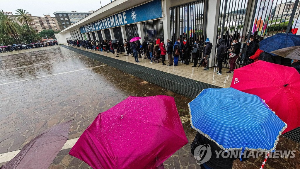 전세계 코로나19 백신접종자수, 확진자 추월…1억734만회분 접종