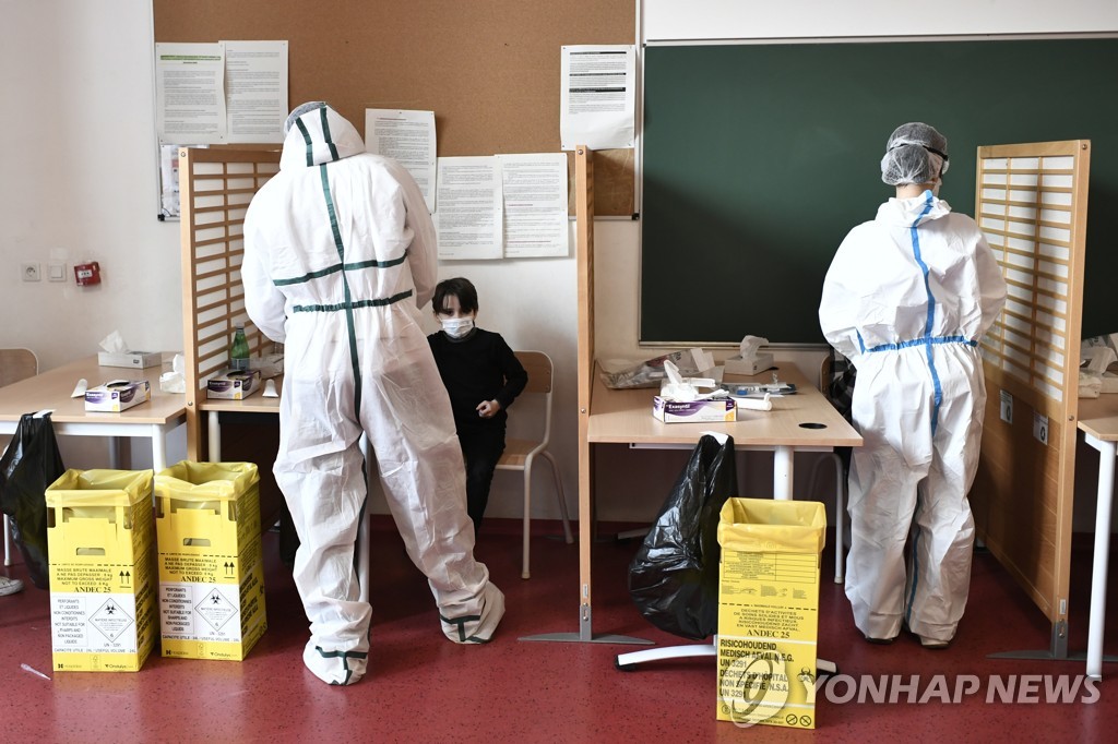 방학 끝, 검사 시작…프랑스 학생들 침으로 코로나 대규모 검사