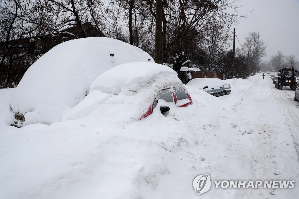 모스크바, 하루 60cm 기록적 폭설…시내 교통 마비