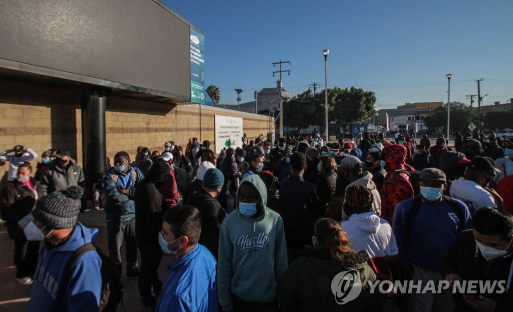 멕시코 국경에 발 묶였던 망명 신청자 25명, 미국 땅 밟아