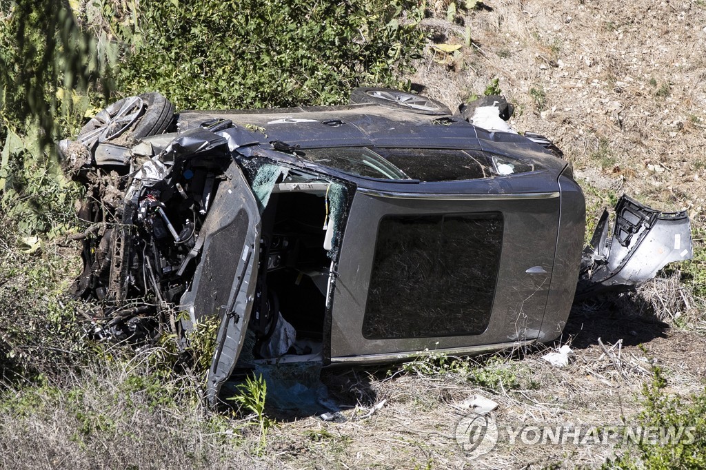 '골프황제' 타이거 우즈 차 9ｍ 굴러 전복사고…긴급 다리수술(종합2보)