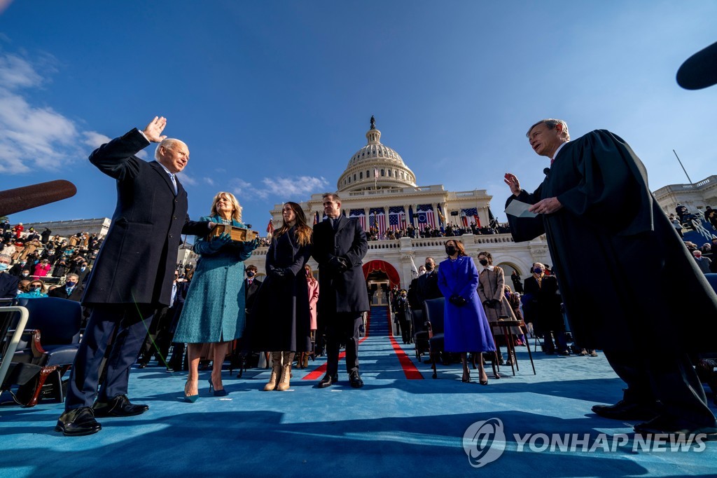 [특파원 시선] 자신이 반대한 대법원장 앞에서 선서한 바이든