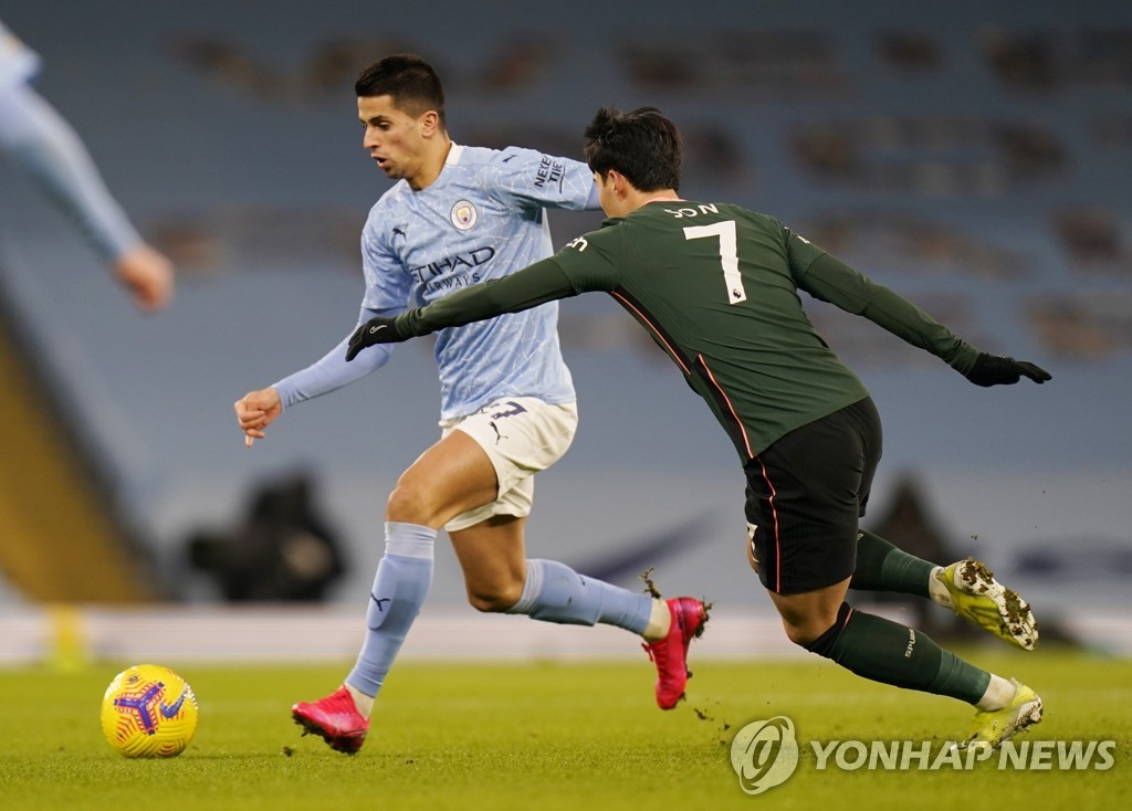 Son Heung-min jumped to make'bleed' on his ankle...  I was exhausted, but even the fullback role