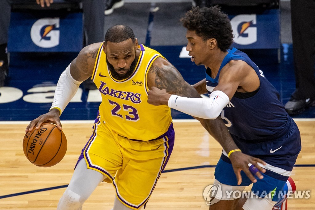 '하든 역전 3점포' NBA 브루클린, 피닉스 잡고 4연승