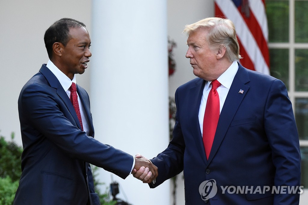 트럼프 '차량 전복 사고' 우즈에 "쾌유를 빈다, 진정한 챔피언"