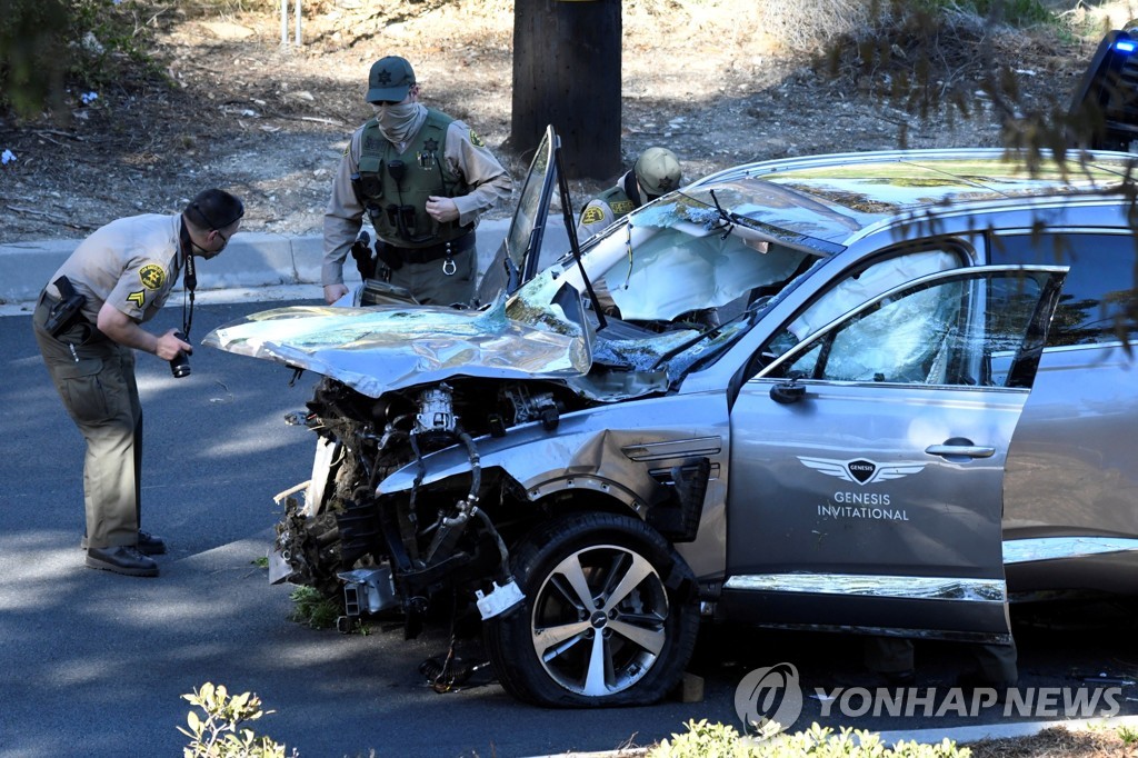 타이거 우즈, 차 전복사고로 두 다리 중상…내리막길 과속(종합3보)