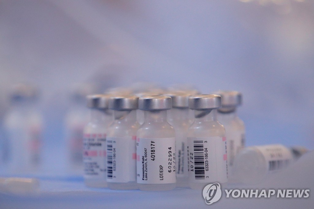 FDA, 화이자 코로나 백신 원액 '일반 냉동고'에 보관 허용