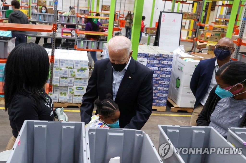 바이든 "코로나, 긴장 풀 때 아니다…변이로 감염 늘 수도"