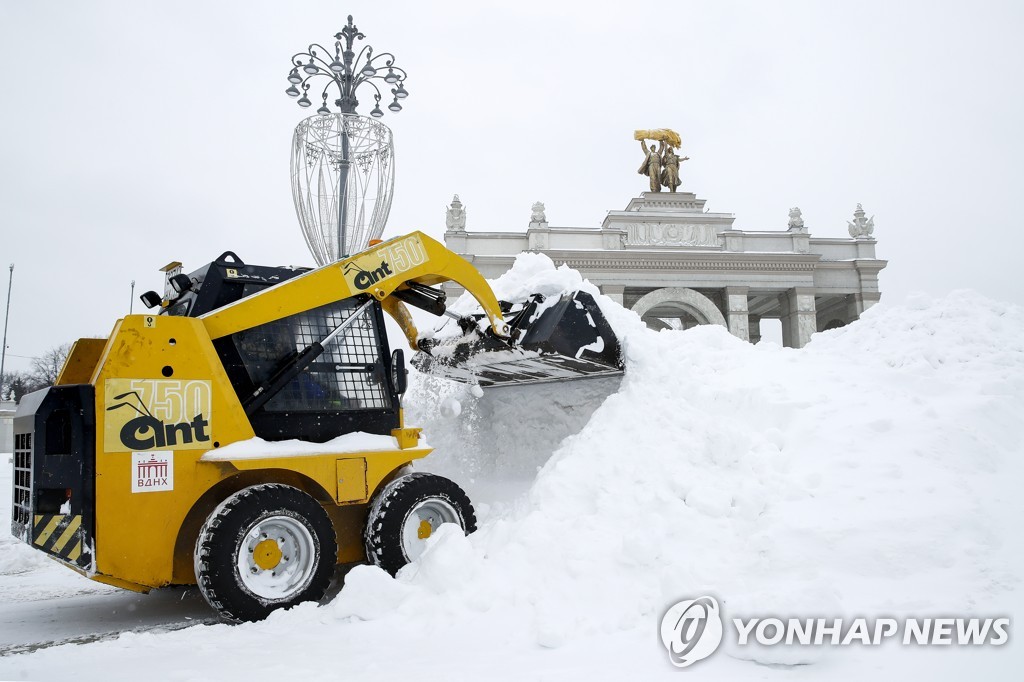 모스크바, 60cm 육박 기록적 폭설…시내 교통 마비