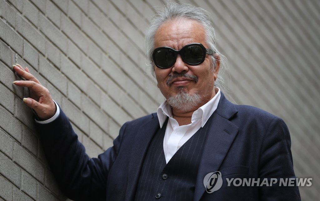 경찰, 이웃집 대문에 '기왓장 투척' 전인권 송치