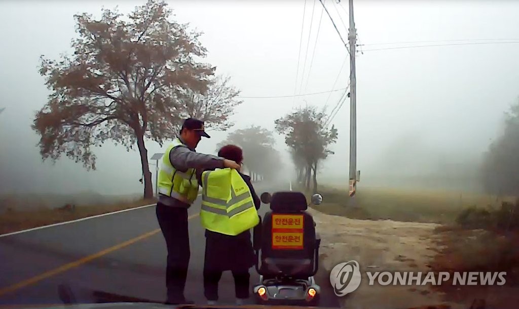 '밤길사고 막자'…경기도, 농촌 노인에 '야광 장비' 지원