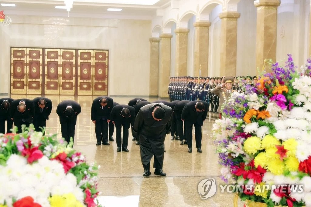 북한, 김정일 생일 분위기 '조용'…김정은 참배 보도 아직 없어