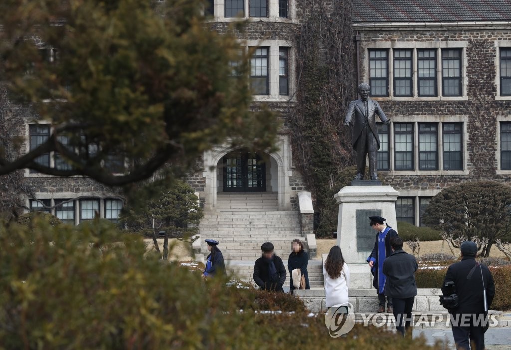 코로나19 장기화 속 대면 졸업식 사라지는 대학가