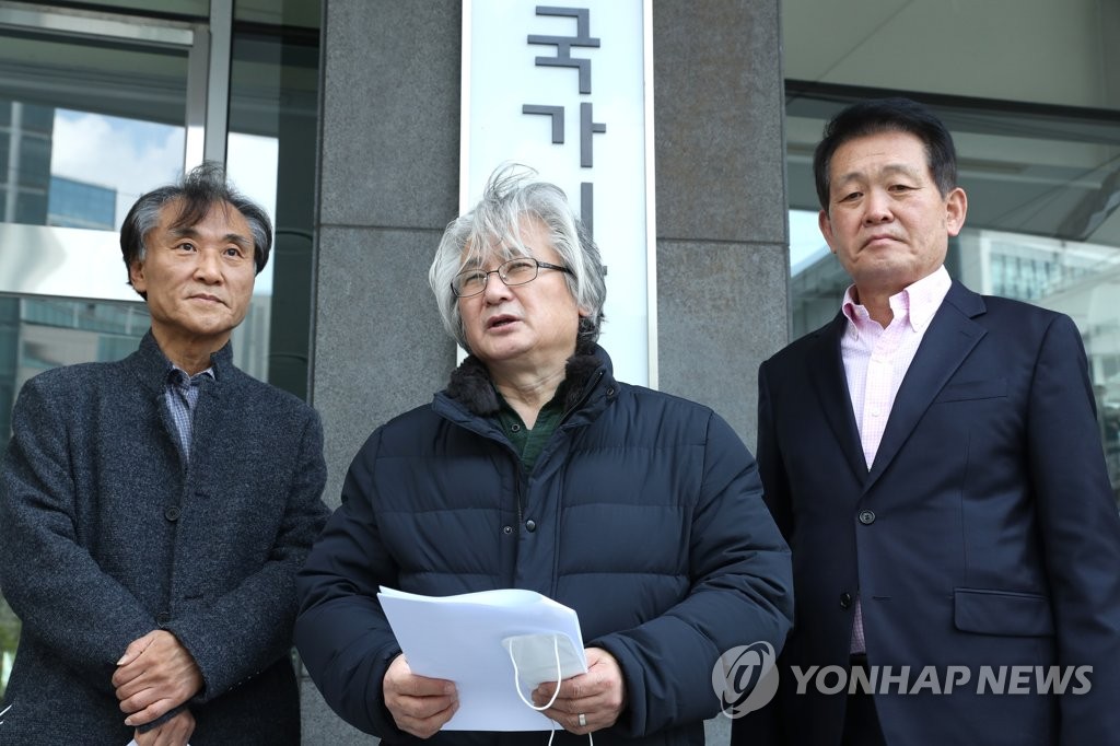 경찰, '박원순 성추행 피해자 실명공개' 김민웅 교수 조사