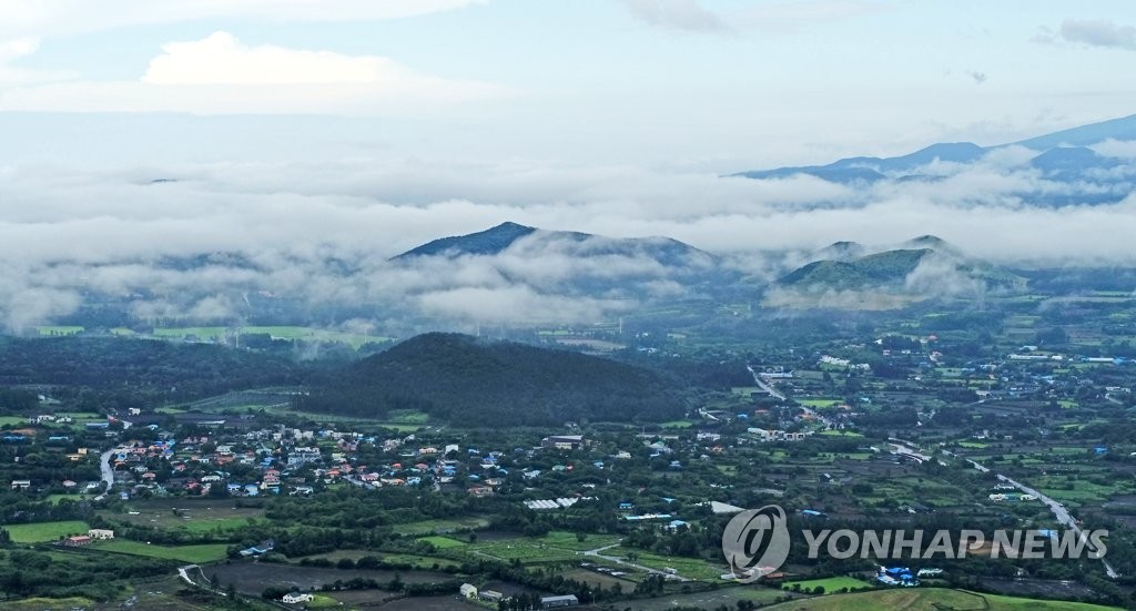 제주 구름 많은 날씨…밤부터 눈 또는 비