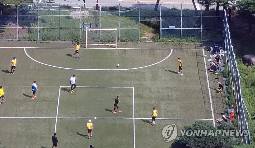 "국가대표 출신 스타 선수, 초등생 시절 축구부 후배 성폭행"(종합)