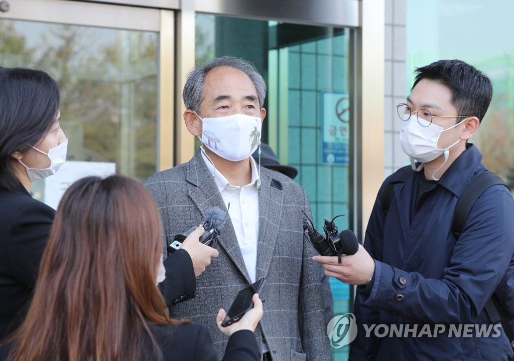 윤준병 항소심서 벌금 50만원으로 감형…교회 명함 배부 '면소'