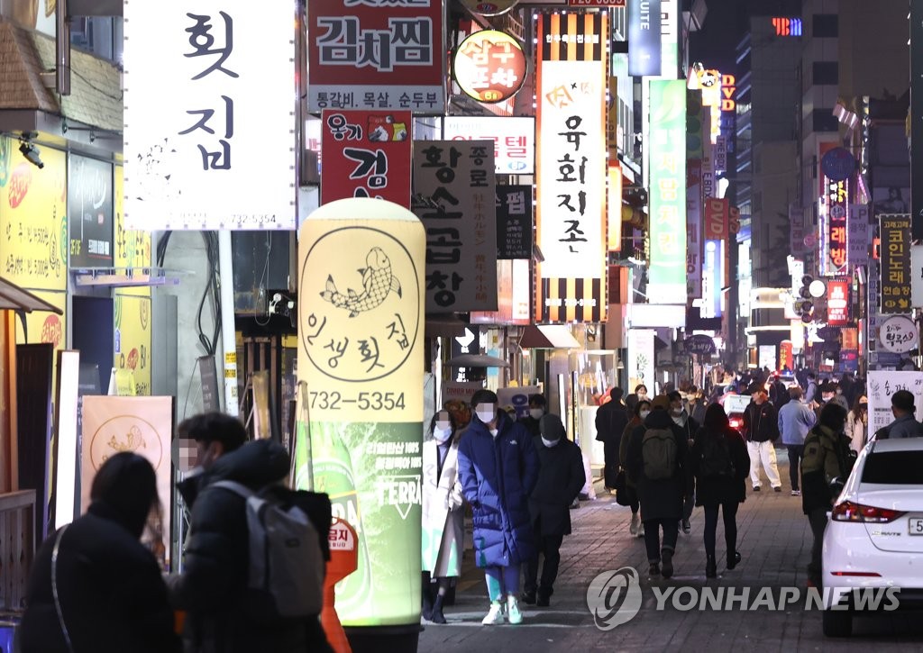 거리두기-5인이상 모임금지 유지…비수도권 영업은 밤 10시까지